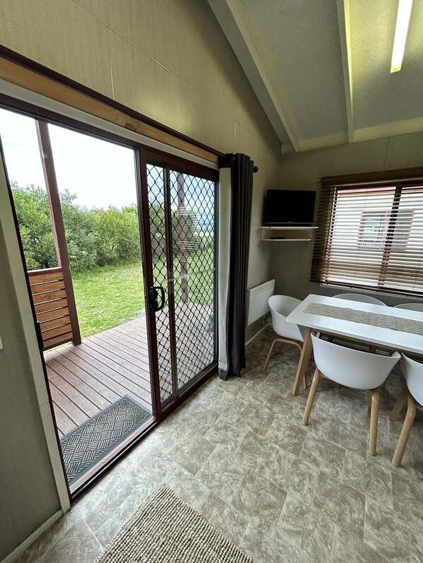 Cabin tiện nghi đơn giản, quang cảnh một góc biển | Hiên