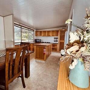 Cabin Deluxe, 3 phòng ngủ, quang cảnh biển, sát bãi biển | Bếp riêng | Tủ lạnh, lò vi sóng, ấm điện, dụng cụ nấu nướng/bát dĩa/dao nĩa 