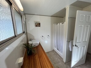 Deluxe Cabin, 3 Bedrooms, Sea View, Beachfront | Bathroom - Wilsons Prom Holiday Park (Yanakie)