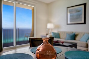 Smart TV, lettore DVD, libri, videoteca