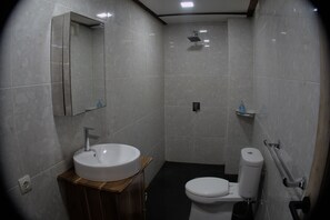 Douche, douche à « effet pluie », savon, papier toilette