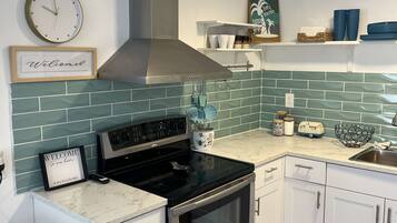 Fridge, microwave, oven, coffee/tea maker