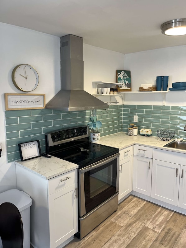 Fridge, microwave, oven, coffee/tea maker