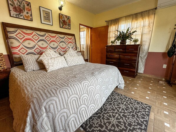 2 habitaciones, escritorio, tabla de planchar con plancha y wifi gratis 
