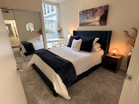 1 bedroom, desk, iron/ironing board, WiFi. Lush 1 bd Koreatown w/ FREE parking & In-Unit laundry