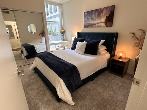 Lush 1 bd Koreatown w/ FREE parking & In-Unit laundry