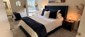 Lush 1 bd Koreatown w/ FREE parking & In-Unit laundry