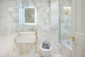 Een douche, een haardroger, handdoeken, shampoo
