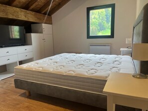 3 bedrooms, desk, free WiFi, bed sheets