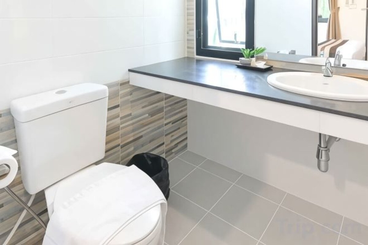 Bathroom | Shower, free toiletries, towels
