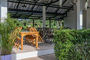 Daily cooked-to-order breakfast (THB 150 per person)