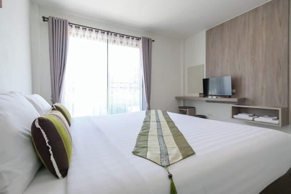 Een bureau, gratis wifi, beddengoed