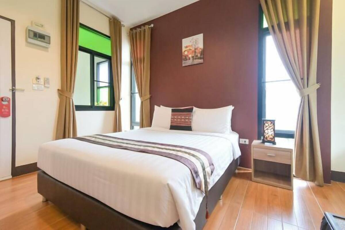 Een bureau, gratis wifi, beddengoed