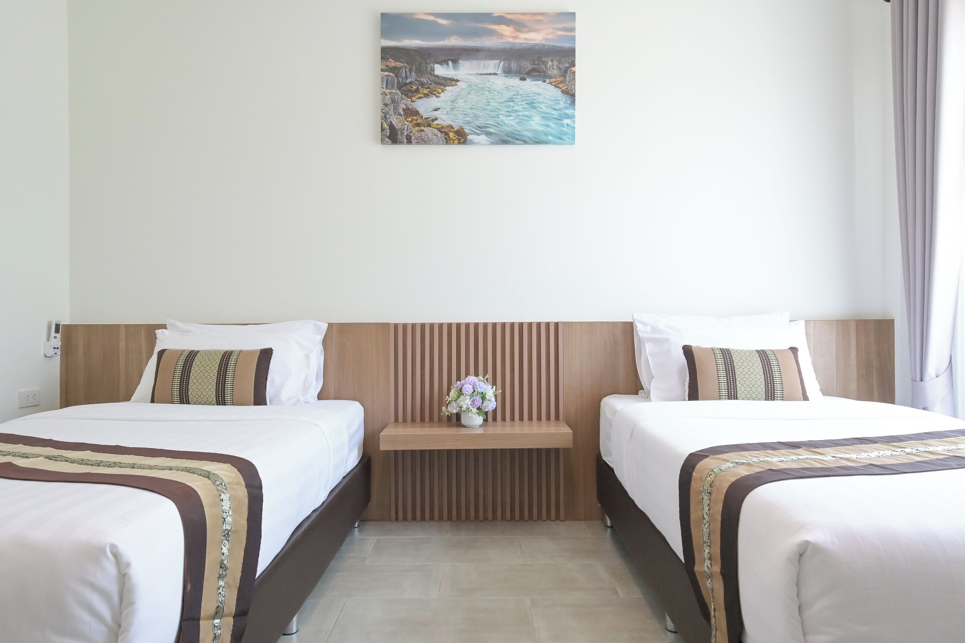 Cottage Twin Room | Escrivaninha, Wi-Fi de cortesia