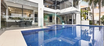 ZENLUX INFINITY - 4BR with Private Pool