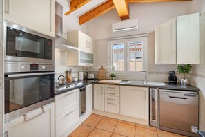 Jääkaappi, mikroaaltouuni, uuni, liesi