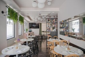 Sudah termasuk sarapan prasmanan setiap hari