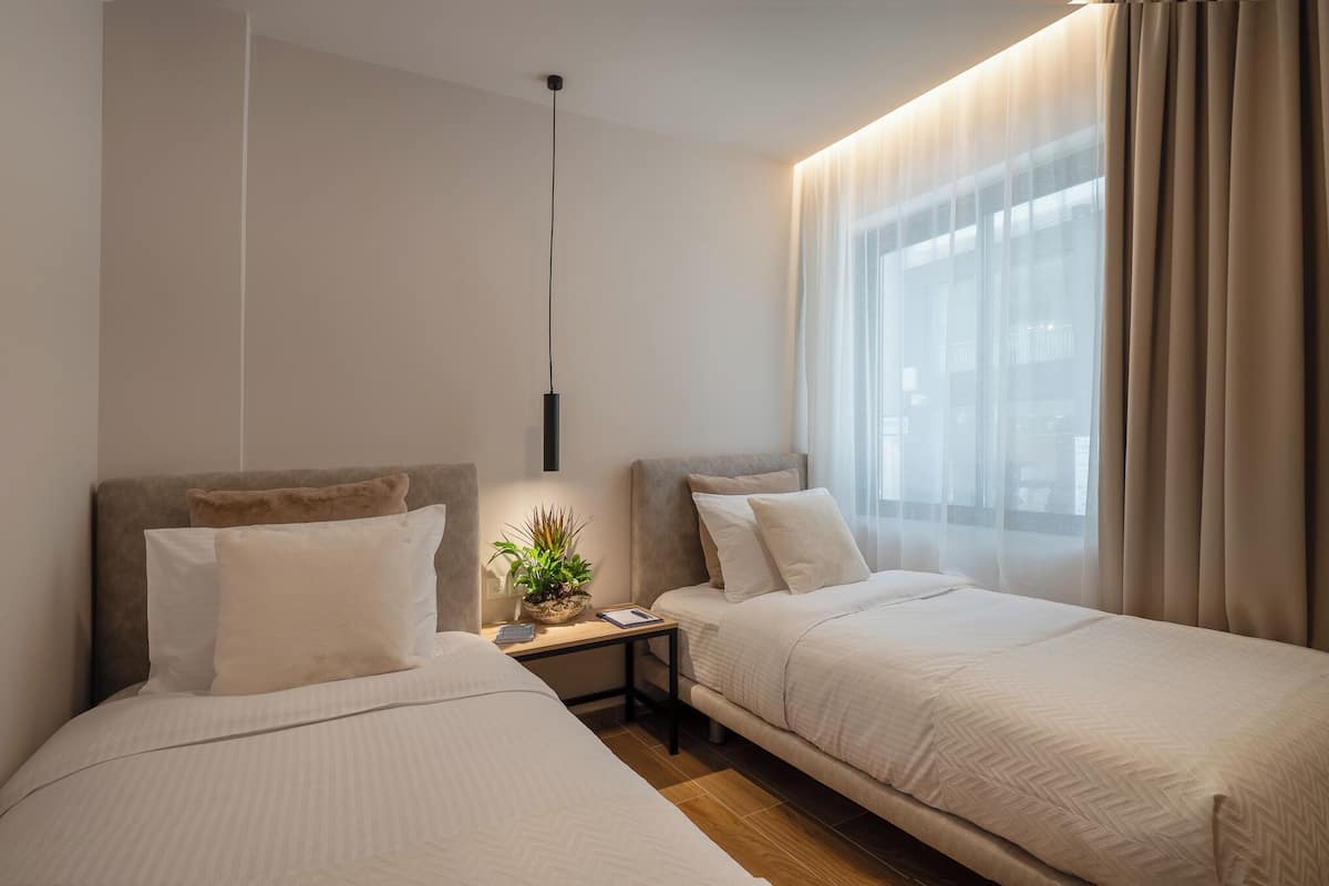 Standard Twin Room, AMEA-Disabled Room | 低刺激性寝具、ミニバー、セーフティボックス (室内)、ノートパソコン用作業スペース