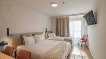 スーペリア トリプルルーム | 低刺激性寝具、ミニバー、セーフティボックス (室内)、ノートパソコン用作業スペース