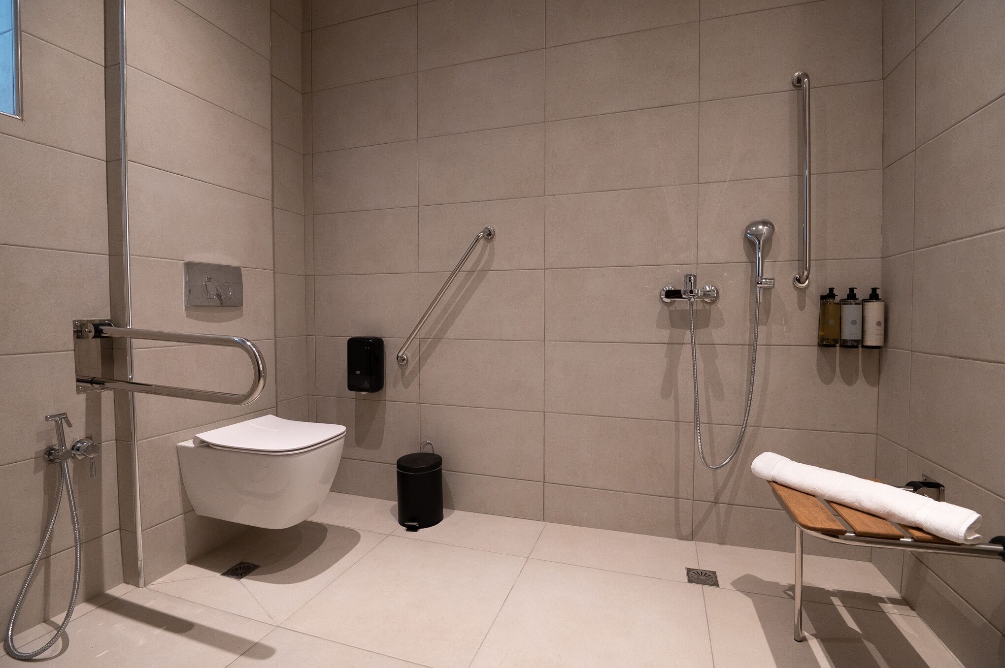 Un baño moderno con inodoro, bidé y ducha.