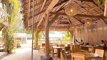 Breakfast, lunch and dinner served