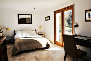 4 chambres, bureau, fer et planche à repasser, lit parapluie