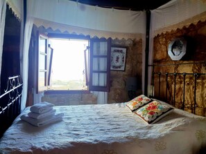 3 habitaciones, tabla de planchar con plancha, wifi y ropa de cama 