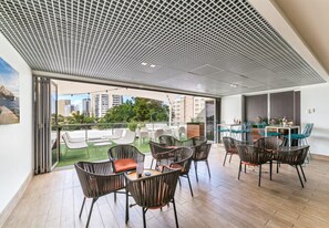 Outdoor dining - Mantra on View : Surfer's Paradise by Ready Set Stay - Linen, Unlimited WiFi (Surfers Paradise)