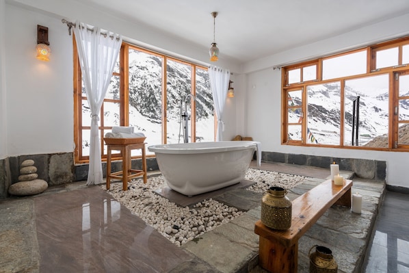 Presidential Suite | Deep soaking bathtub