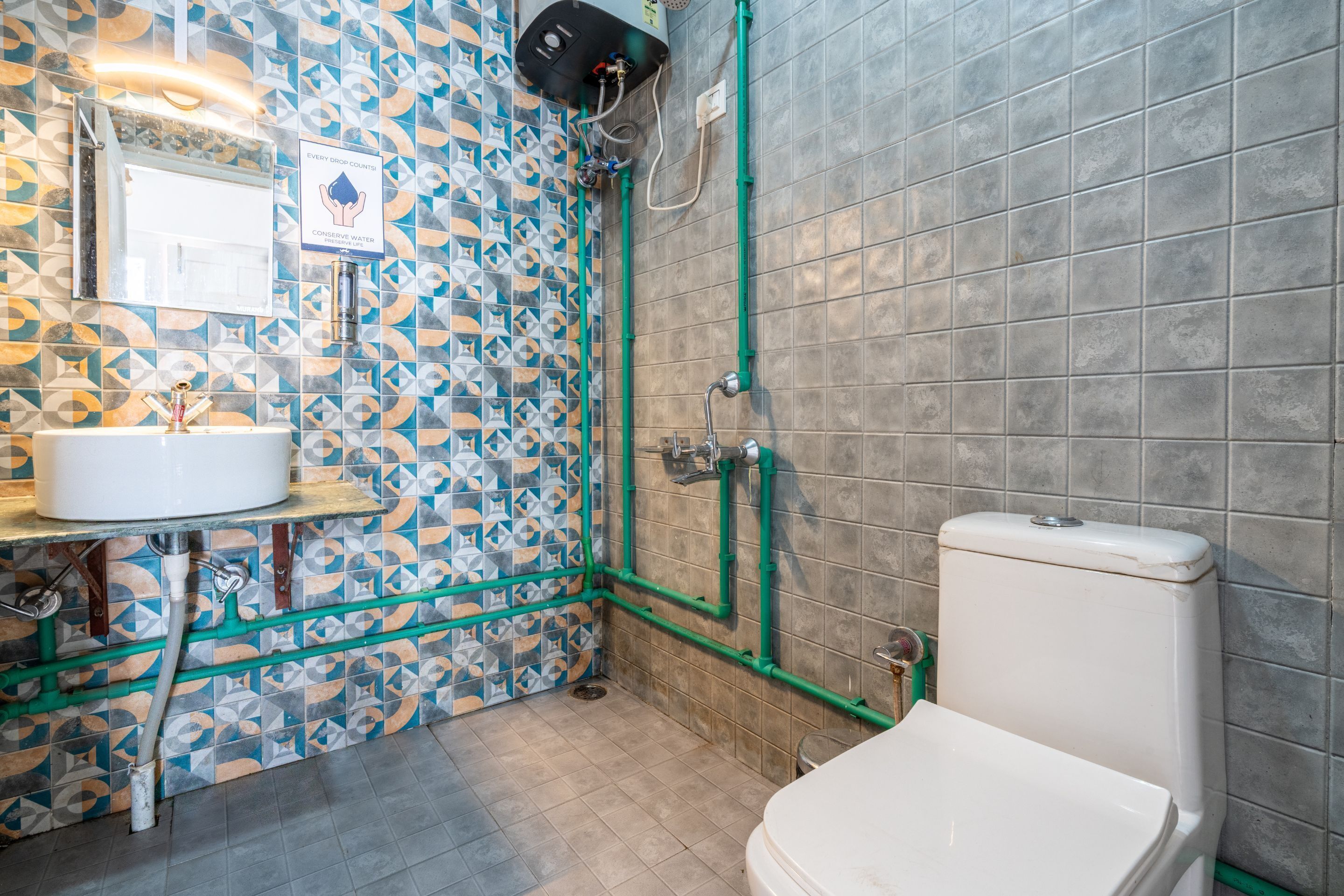 Une salle de bain avec un lavabo, des toilettes et une douche.