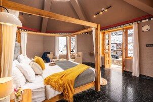 Tabla de planchar con plancha y ropa de cama 