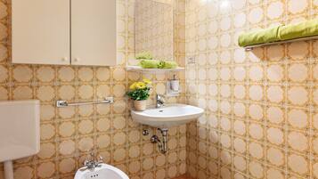 Badewanne, Haartrockner, Handtücher