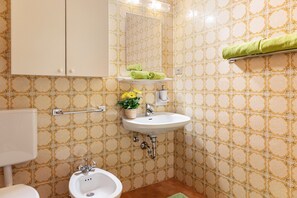 Bathtub, hair dryer, towels