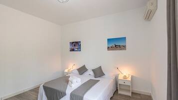 4 室のベッドルーム、WiFi (無料)、ベッドシーツ