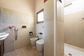 Bruser, hårtørrer, håndklæder