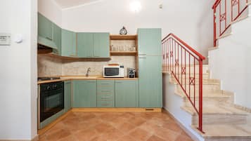 Frigorífico, microondas, horno y placa de cocina