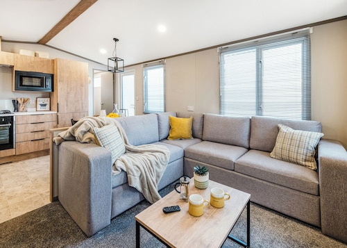 Silver 3 Bedroom Caravan (Slps 8)
