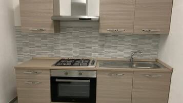 KĂŒhlschrank, Ofen, Herdplatte, Wasserkocher mit Kaffee-/Teezubehör