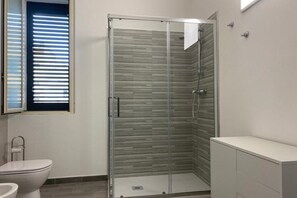 Shower, hair dryer, bidet - Belvilla by OYO CasaAmare (Bagheria)