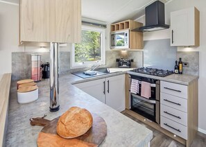 Frigorífico, horno, placa de cocina y tostadora