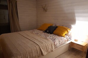 3 habitaciones, tabla de planchar con plancha y cuna de viaje 