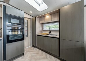 Frigorífico, horno, placa de cocina y tostadora