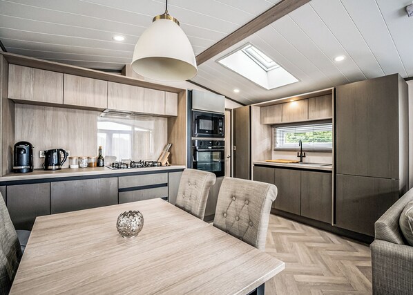 Fridge, oven, stovetop, toaster - 2 bedroom accommodation in Bridgnorth (Bridgnorth)