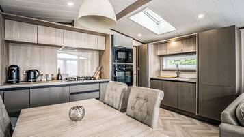 Réfrigérateur, four, plaque de cuisson, grille-pain