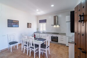 Fridge, microwave, oven, stovetop - Holiday Home "Casa Rural Rafael" with Private Pool, Private Terraces & Wi-Fi (Lantejuela)