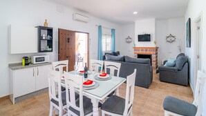 Un soggiorno moderno con zona pranzo, cucina e angolo relax.