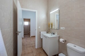 Shower, towels - Holiday Home "Casa Rural Maria" with Private Pool, Private Terraces & Wi-Fi (Lantejuela)