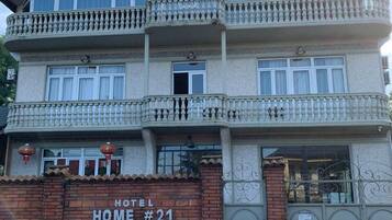 Vista frontal de la propiedad