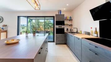 KjĂžleskap, mikrobĂžlgeovn, ovn og kokeplater