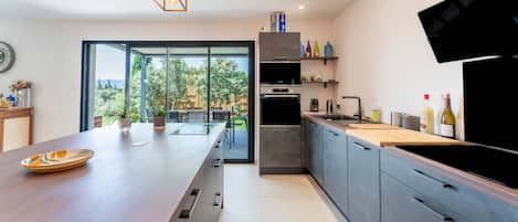 Een koelkast, een microgolfoven, een oven, een kookplaat